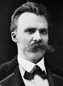 Portrait photographique en noir et blanc d'un homme portant un costume et une large moustache
