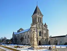 L'église au portail roman et au clocher du XIXe siècle