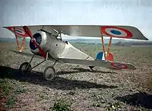 Autochrome de l'avion de chasse français Nieuport 17 (Aisne, 1917).