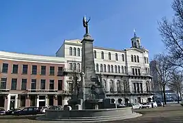 Monument en honneur de Caland, devant le musée ethnographique