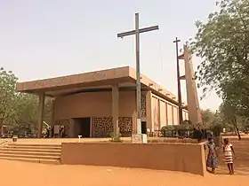 Une église moderne aux formes simples, couleur sable.