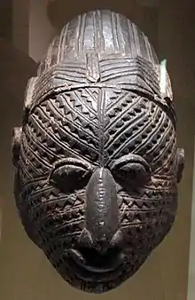 Masque du culte funèbre egungun des Yoruba au Nigeria.