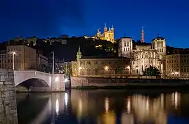 Primatiale Saint-Jean de Lyon depuis les rives de Saône (sous la Basilique Notre-Dame de Fourvière)