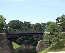 Le pont de Nijubashi commande l'accès du palais impérial de Tokyo et n'est ouvert au public qu'à certaines occasions.