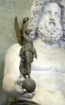 La déesse Niké debout sur un globe et tenue dans la main droite de Zeus. Musée de l'Ermitage.