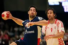 Nikola Karabatic tire sous les yeux d'Igor Vori.