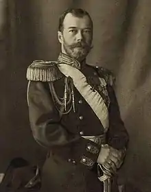 portrait en pied d'un homme en costume militaire portant barbe et moustache
