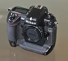 Description de l'image Nikon D2H Front quarter.jpg.