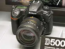 Description de l'image Nikon D500 front-left 2016 Nikon Museum.jpg.