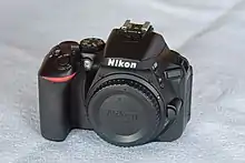 Description de l'image Nikon D5600 Front.jpg.