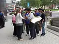 Karunaratne signe des autographes pour les fans