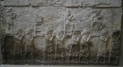 Soldats assyriens emportant des statues de divinités de vaincus. Bas-relief du Palais central de Nimroud, British Museum.