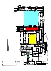 Plan du palais nord-ouest de Nimroud, Assyrie, IXe siècle av. J.-C. En jaune, la cour principale de la zone privée, en bleu la cour principale de la zone publique, et en rouge la salle du trône.