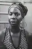 Nina Simone, surnommé la « High Priestess of Soul » en français : « Grande prêtresse de la soul » et figure du Mouvement des droits civiques.