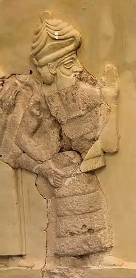 Pierre votive de Gudea sur laquelle se trouve Ningishzida avec des serpents émanant de ses épaules. Vers 2000 av. J.-C. - Musée archéologique d'Istanbul.