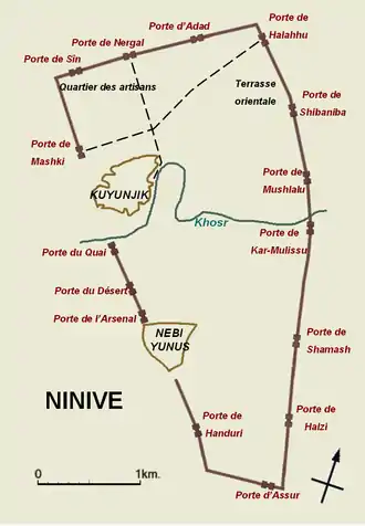 Ninive au VIIe siècle av. J.-C. : centre politico-religieux sur le tell de Quyunjik, arsenal sur le tell Nebi Yunus.