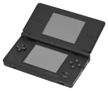 Console possédant deux écrans de couleur noire, avec une croix directionnelle et plusieurs boutons.