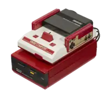 Photo de la Famicom Disk System branchée sur la Famicom.