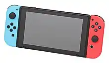 Console de jeu vidéo ressemblant à un rectangle, composé d'un écran éteint possédant de chaque côté une manette aux coins arrondis de couleur bleue et rouge.