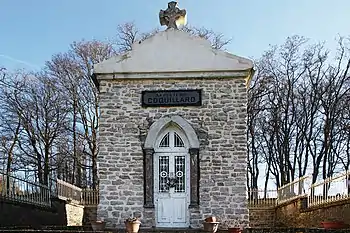 Façade de la chapelle dans l'enclos.