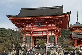 Porte Niō, à droite la porte ouest devant la pagode.