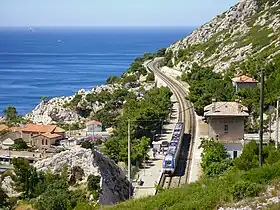 Un TER Marseille > Miramas en gare de Niolon