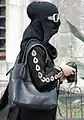 Niqab accessoirisé de façon moderne, Istanbul (2012)