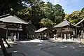 Temple Gokuraku-ji (Nabuto). À gauche: le Yakushi-dō, bâtiment consacré au Bouddha de médecine; à droite: le Kannon-dō, bâtiment consacré à la bodhisattva de la compassion.