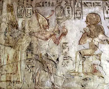 Psammétique Ier faisant une offrande au dieu Rê-Horakhty. relief en creux. Tombe de Pabasa (TT279), Thèbes, XXVIe dynastie.