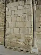 Indication du niveau des crues historiques de la Saône sur le mur à gauche du portail.