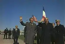 photo en plein air, drapeaux français et américain en arrière-plan.