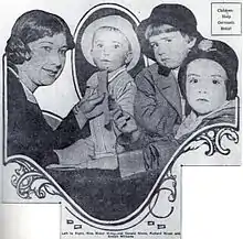 Photographie montrant trois jeunes garçons et une femme