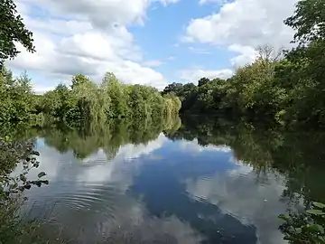 Retenue de la Nizonne au lieu-dit Lavergne, entre Rudeau-Ladosse et Saint-Sulpice-de-Mareuil.