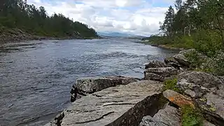 La rivière Njuoraeatnu à la frontière du parc.