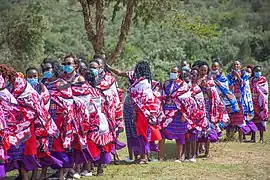 Femmes maasaï portant des masques lors d'une cérémonie.