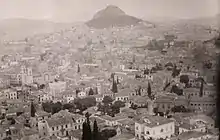 Photo en noir et blanc d'un paysage urbain.