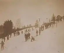 Un sauteur à ski pendant son saut.