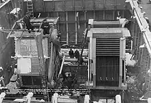Photographie de deux grands générateurs d'une dizaine de mètres de haut dans une cale.