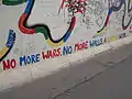 Un slogan populaire : « Plus de guerres. Fini les murs. Un monde uni. »