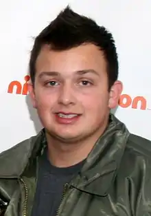 Noah Munck interprète Gibby.