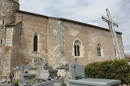 Arrière de l'église avec son cimetière.