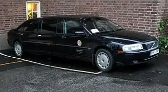 Limousine S80 à six portes.