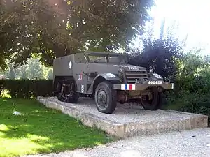 Le half-track commémoratif.