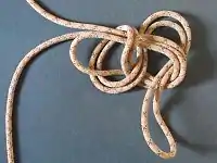 à la manière du nœud de Mickey, on passe le milieu de la corde, fabriquant ainsi deux boucles : ce sont les oreilles du Mickey.