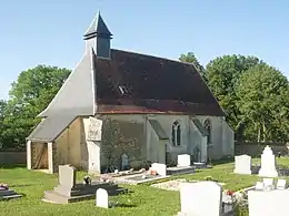 L' église entourée de son cimetière pittoresque.