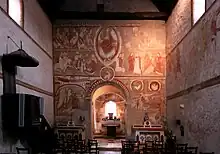 Vue d'ensemble des fresques du mur sud de la nef, la séparant du chœur.