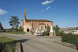 L'église Saint-Saturnin et la place du Souvenir.