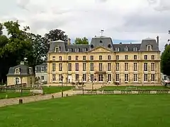 Château de Nointel ; façade sud sur l'avenue de Verdun.