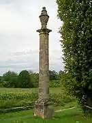 Colonne décorative à la limite ouest du village.