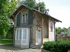 Le pavillon de garde à droite de l'entrée ouest du parc, rue des Bohémies.